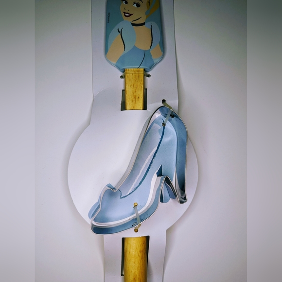 Disney Princess Cinderella Spatula & Glass Slipper Cookie Cutter Set. - Picture 4 of 6